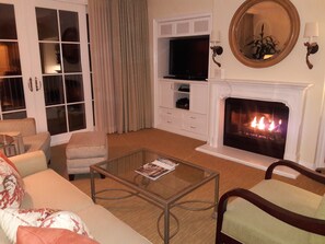 Älytelevisio, takka, videopelejä, DVD-soitin