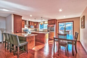 Fridge, microwave, oven, stovetop - Lake Tahoe View Romantic Getaway 250x 2 guest 1 bedroom extra room 150   (South Lake Tahoe)