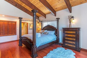 7 habitaciones, tabla de planchar con plancha y cuna de viaje 