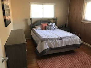 3 bedrooms, desk, iron/ironing board, free WiFi