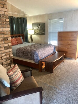 3 bedrooms, desk, iron/ironing board, free WiFi