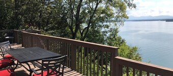 Upeat järvi- ja savutut vuoristomaisemat tästä viehättävästä järvitalosta.