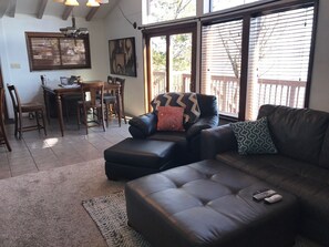 Smart TV, chimenea y monitor de computadora 