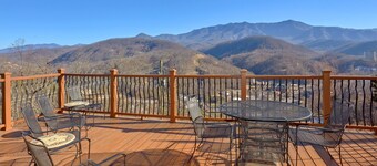GOING TO GATLINBURG? STAY IN THE BEST LOCATION!! UNBELIVABLE VIEWS, VIEWS,VIEWS!
