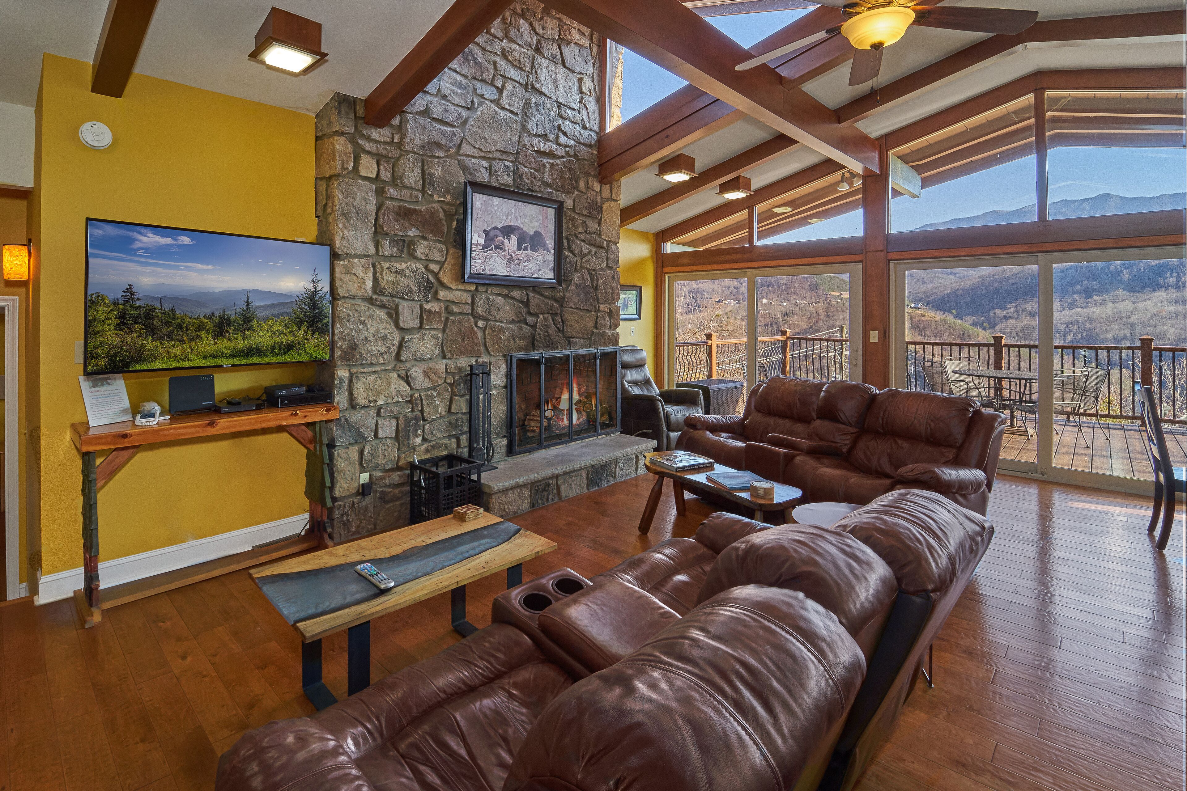 FANTASTIC MOUNTAIN & CITY VIEWS!! LESS THEN 4 MINUTES TO GATLINBURG! PARKING!