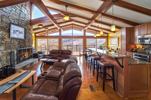 GOING TO GATLINBURG? STAY IN THE BEST LOCATION!! UNBELIVABLE VIEWS, VIEWS,VIEWS!