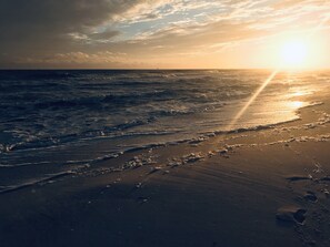 A beach with waves and a sunset. - SPRING BREAK☀️ 3 BED 2 BATH SLEEPS 8 🐾 BIG DOGS WELCOME 🏖️ (Gulf Shores)