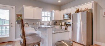 Razorback Getaway Close to University! 