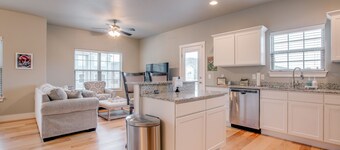 Razorback Getaway Close to University!