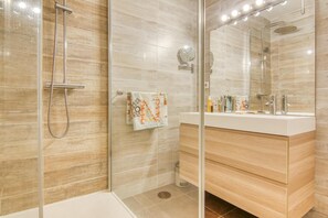 Een douche, een haardroger, handdoeken