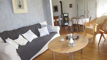 Una televisión de pantalla plana, una chimenea, libros
