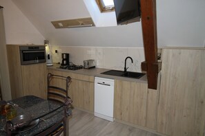 Frigorífico, microondas, placa de cocina y lavavajillas