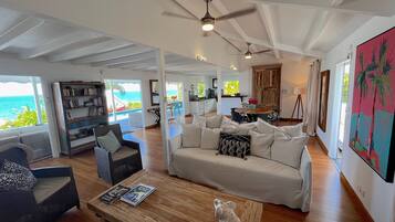 Smart-TV, bøker og stereoanlegg