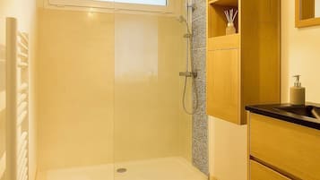 Shower, hair dryer, towels