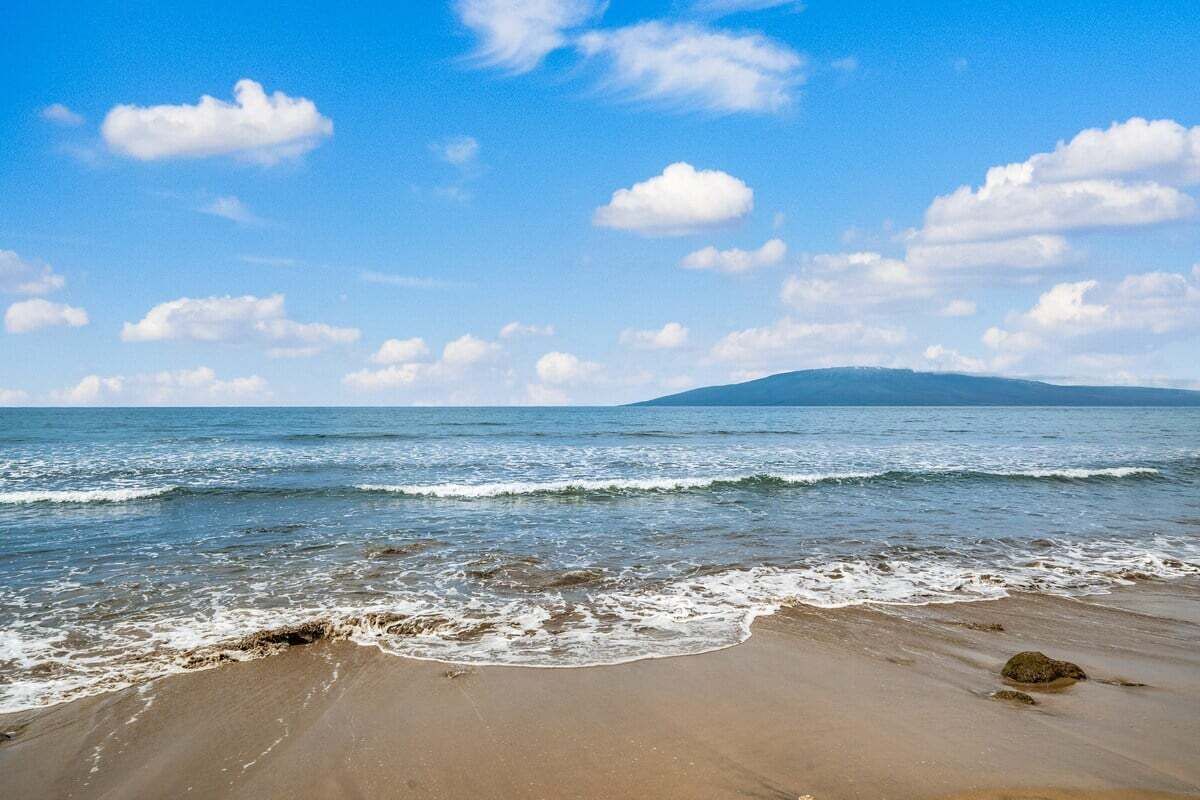Playa en los alrededores, camastros y toallas de playa 