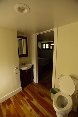 Een bad/douchecombinatie, een haardroger, handdoeken, toiletpapier