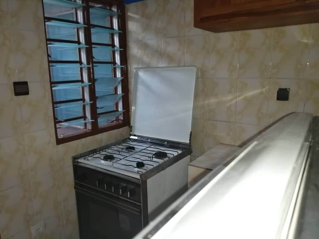 冷蔵庫、コーヒー / ティーメーカー、調理器具と食器