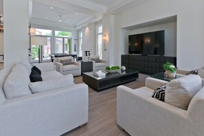 Smart TV, fireplace, table football, ping pong
