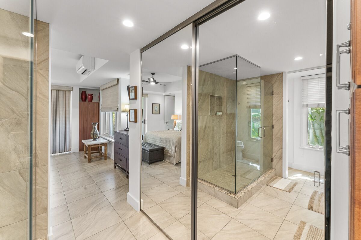 Un bagno moderno con cabina doccia in vetro, vasca da bagno e servizi igienici.