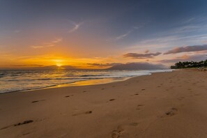 Nära stranden, solstolar och strandhanddukar