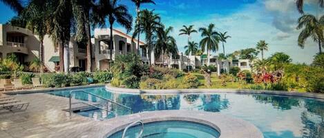 Una piscina al aire libre