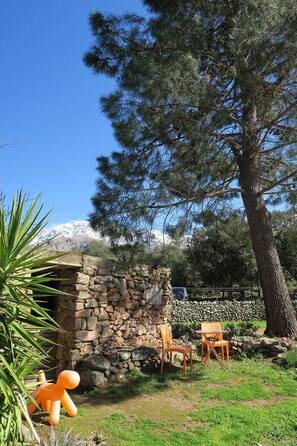 Outdoor dining - T3 CLEMENTINU in a Corsican villa, any comfort, in peace, with swimming pool. (Calenzana)