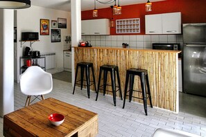 Fridge, microwave, oven, stovetop - T3 CLEMENTINU in a Corsican villa, any comfort, in peace, with swimming pool. (Calenzana)