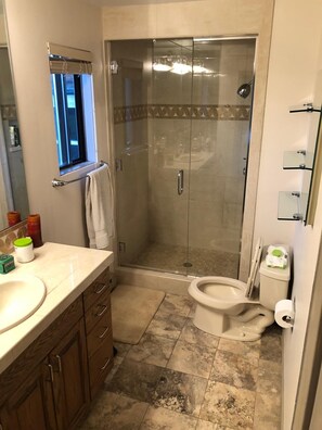 Badekar, hårtørrer, håndklæder, Sæbe