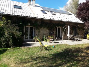 Outdoor dining - Ground floor apartment in character house (Selonnet)