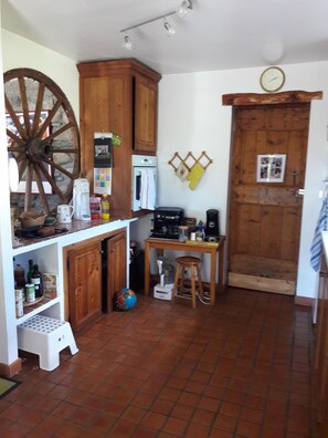 Een koelkast, een oven, een kookplaat, een vaatwasser