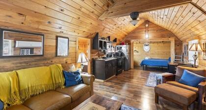 Cozy Cabin for 2 in the Heart of RRG!