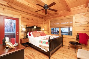 3 bedrooms, desk, iron/ironing board, free WiFi - Mountain Majesty: Luxury Log Cabin Retreat with Spectacular Views and a Hot Tub (Waynesville)