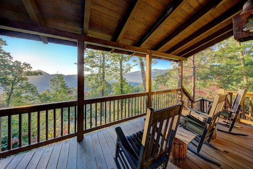 Mountain Majesty: Luxury Log Cabin Retreat with Spectacular Views and a Hot Tub