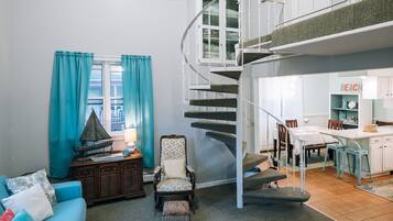 智能電視、壁爐、書籍