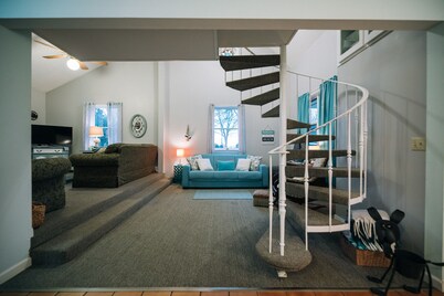 Adjacent to beaches, 3 minute walk to downtown, Quiet Atmosphere, FREE WIFI
