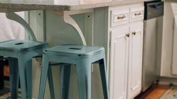 雪櫃、微波爐、焗爐、爐具