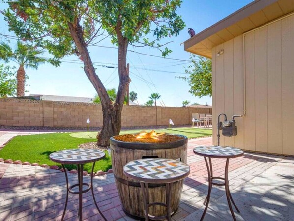 Property grounds - Old Town Scottdale 5 bedroom hot tub fire pit putting !! (Scottsdale)
