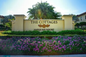 Property grounds - Naples' Downtown Enclave -Naples Bay Resort (Naples)