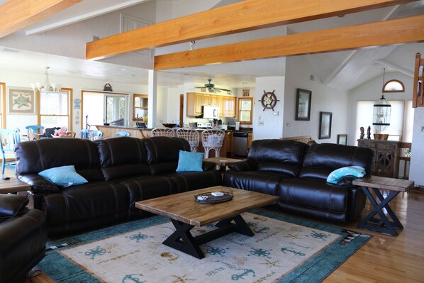 Téléviseur, foyer, lecteur de DVD, table de baby-foot