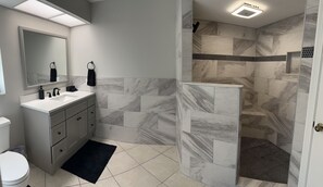 Duschwanne, Haartrockner, Handtücher, Toilettenpapier