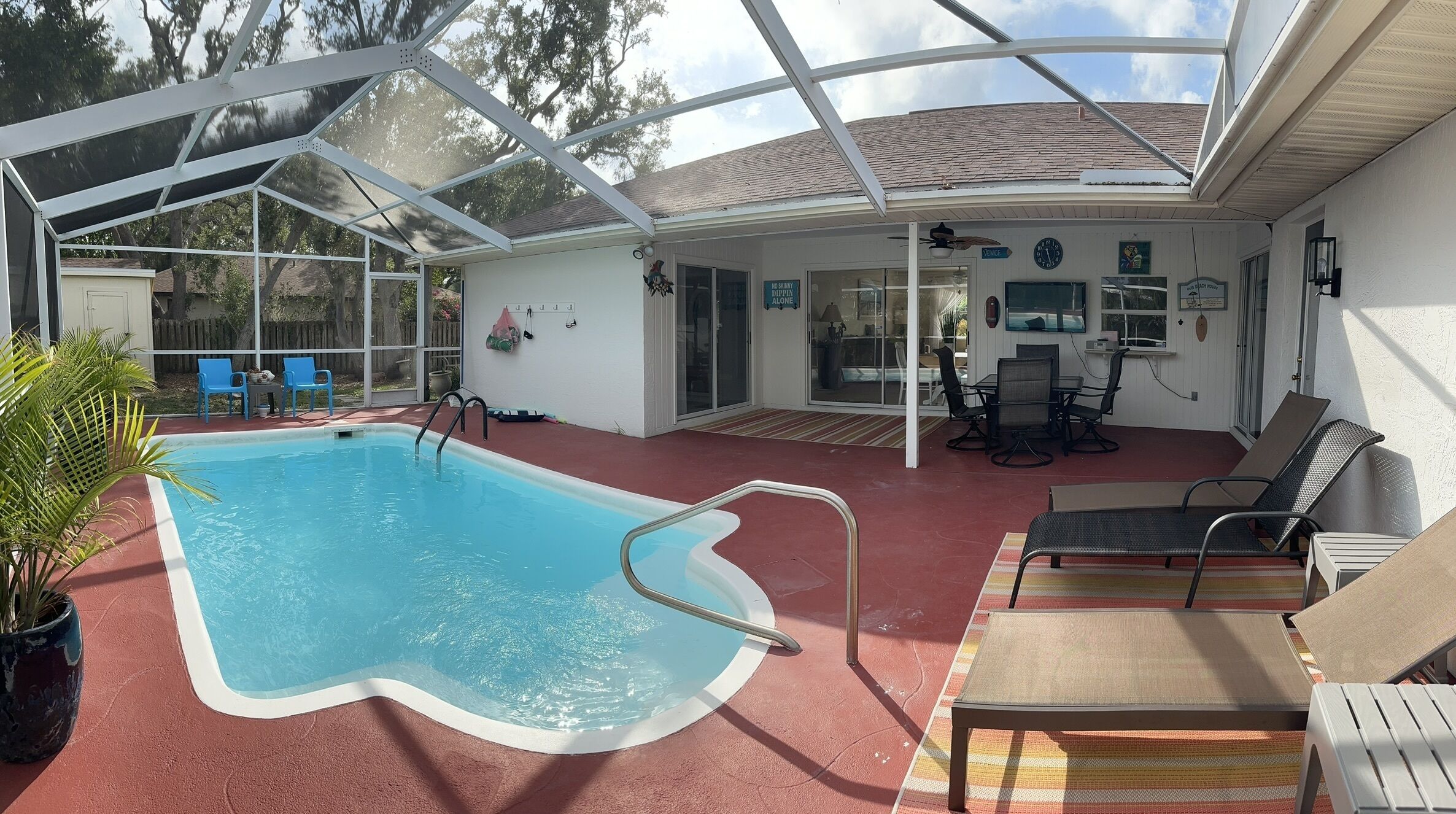 ✈️🔅FIVE STAR POOL HOME MINUTES TO BEACHES AND DOWNTOWN. 