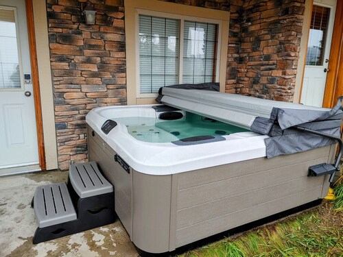 ★ Family friendly 3BR/2B townhouse beside ski run with new top of line hot tub!★