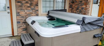 ★ Family friendly 3BR/2B townhouse beside ski run with new top of line hot tub!★