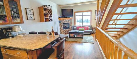 智能电视、壁炉、电子游戏