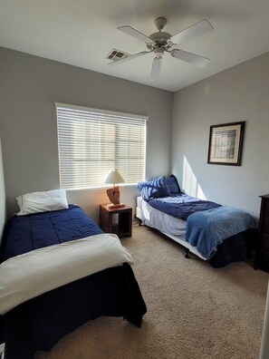 2 chambres, fer et planche à repasser, Wi-Fi gratuit, draps fournis