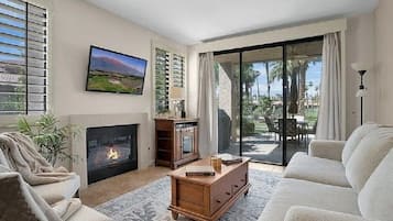 Smart TV, lareira, DVD player, livros