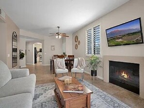 Smart-TV, peis, DVD-spiller og bøker