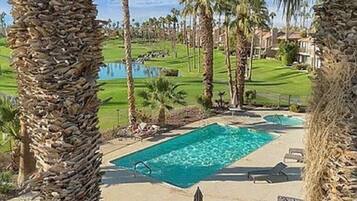 Una piscina al aire libre, una piscina climatizada