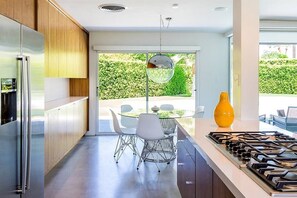 冷蔵庫、電子レンジ、オーブン、コンロ