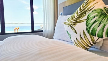 Minibar, caja de seguridad en la habitación y escritorio